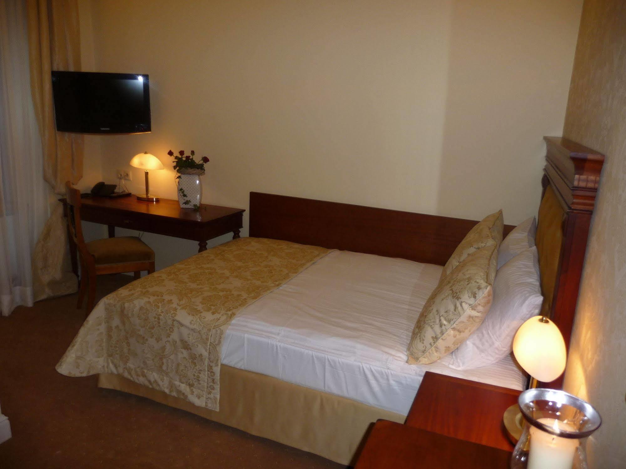 Hotel Kolegiacki Познан Екстериор снимка